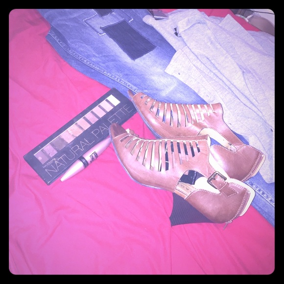 Chestnut sandal heel