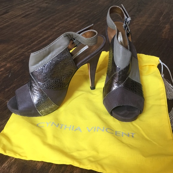 Cynthia Vincent Astrid Pump - Picture 2 of 4