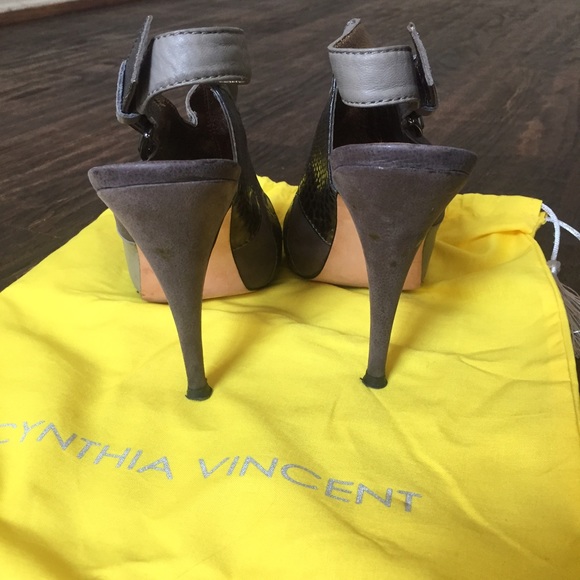 Cynthia Vincent Astrid Pump - Picture 3 of 4