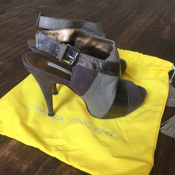 Cynthia Vincent Astrid Pump - Picture 4 of 4