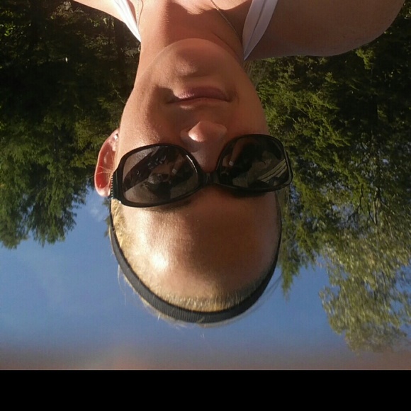 Meet your Posher, Laurie - Picture 1 of 1