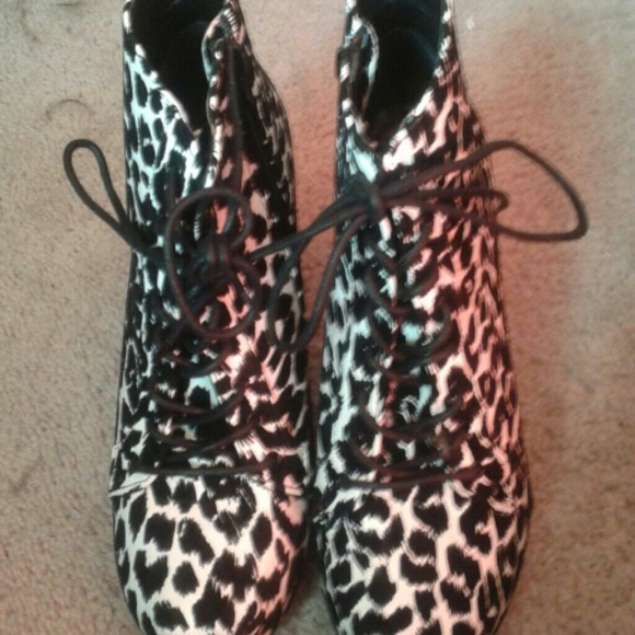 Leopard spot lita-style shoe - Picture 1 of 2