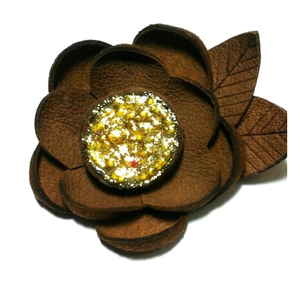 Leather Flower pin - Picture 1 of 2