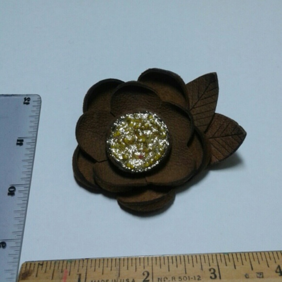 Leather Flower pin - Picture 2 of 2