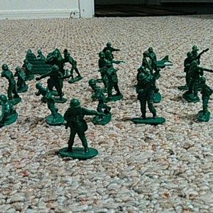 24 Green army men