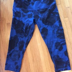 Lululemon cropped Wunder Unders blue/black floral