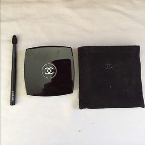 Jeans de Chanel eyeshadow w/applicator and pouch.