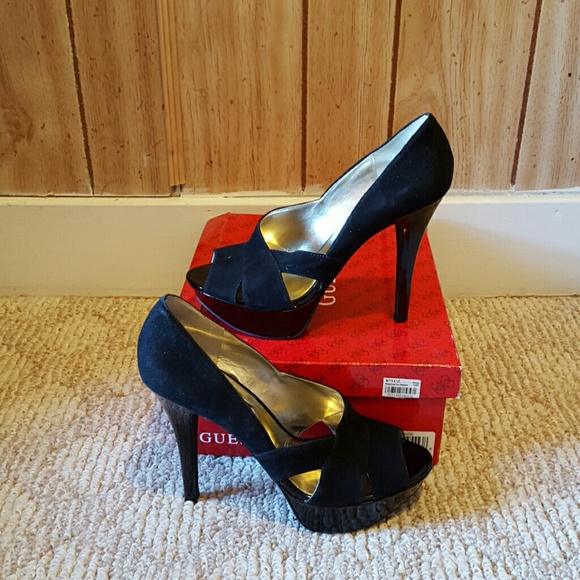 Black suede, GUESS? Pumps.