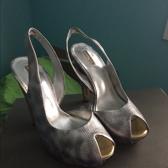 Report signature metallic pumps