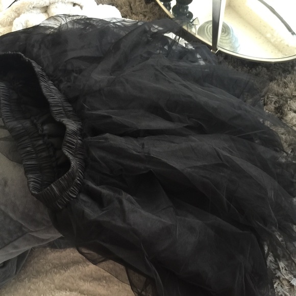 โ๏ธโ๏ธโ๏ธSOLD โ๏ธโ๏ธโ๏ธBLACK TULLE SKIRT ๐ - Picture 2 of 4