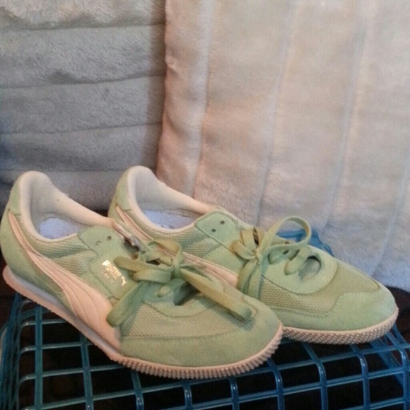 Worn once Puma running shoes sz 9