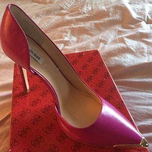 Guess pointed toe pump
