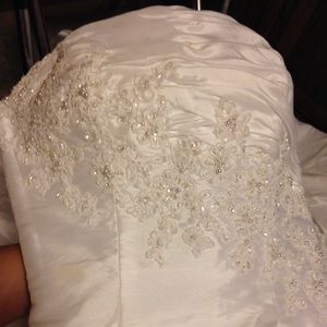 Wedding dress size 4 with veil and train veil