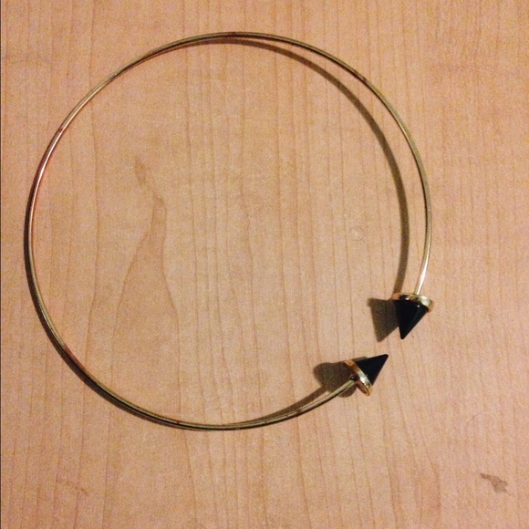 Arrow-ended choker