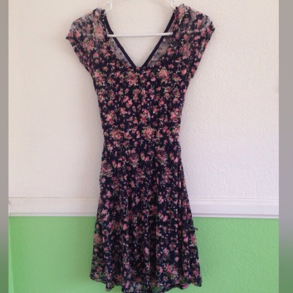 **SOLD**Floral lace dress🌸 - Picture 2 of 4