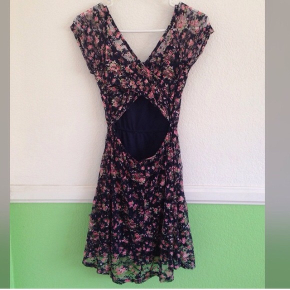 **SOLD**Floral lace dress🌸 - Picture 3 of 4