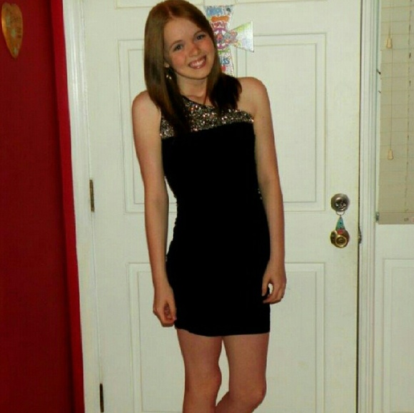 Dillard's One Shoulder Black Homecoming dress