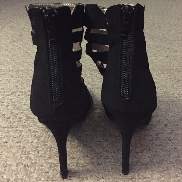 Gorgeous Strappy Heels - Picture 3 of 4