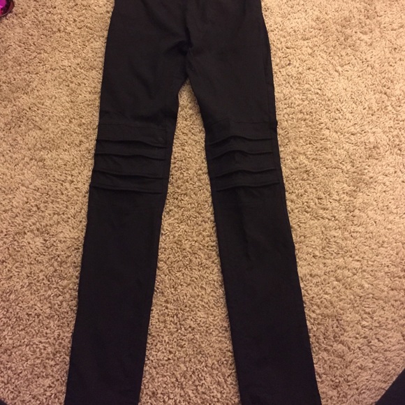 Black leggings with ribbed knees