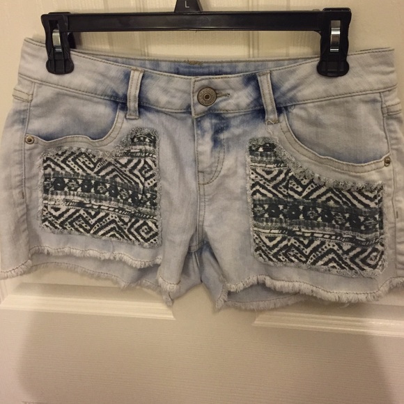 Light wash denim shorts with cute pockets