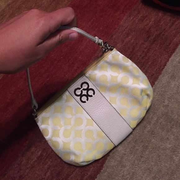 Small pale yellow coach bag - Picture 3 of 3