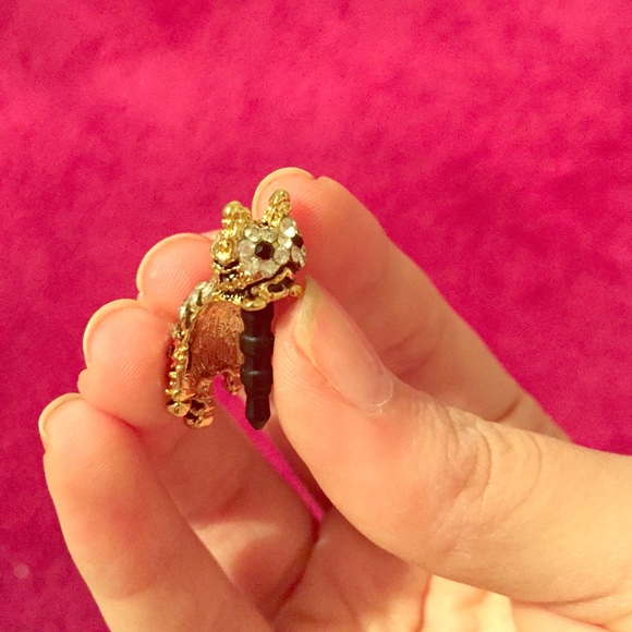 Cat headphone hole plug