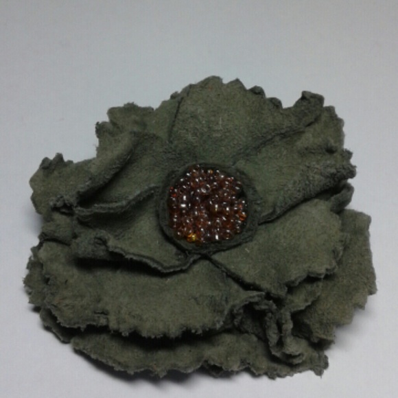 Leather Flower pin and clip - Picture 1 of 3