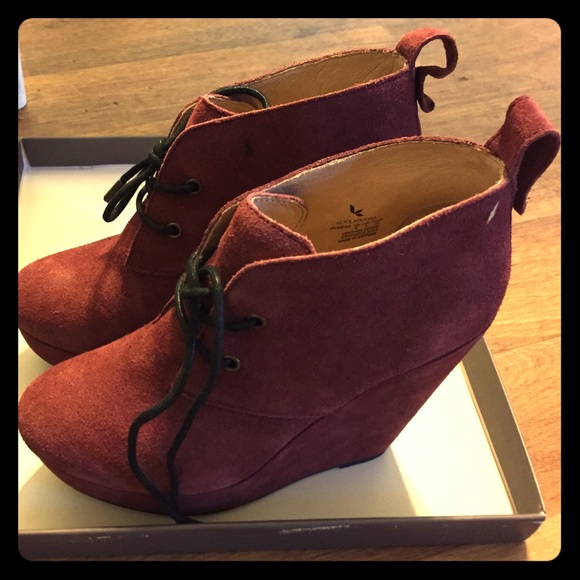 Pretty plum red platform wedge heels - Picture 1 of 2