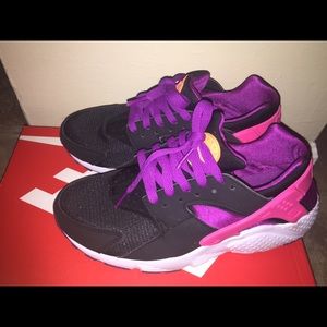 NIKE HUARACHE RUNNING SNEAKER FOR GIRLS or WOMEN.