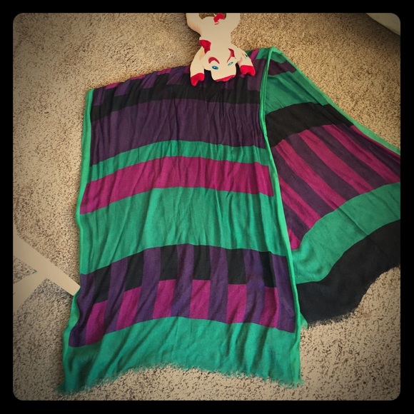 100% AUTH Burberry scarf - Picture 1 of 3