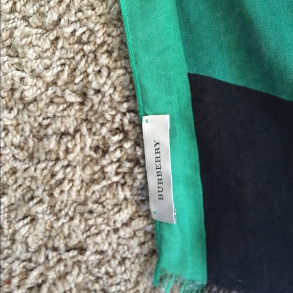 100% AUTH Burberry scarf - Picture 2 of 3