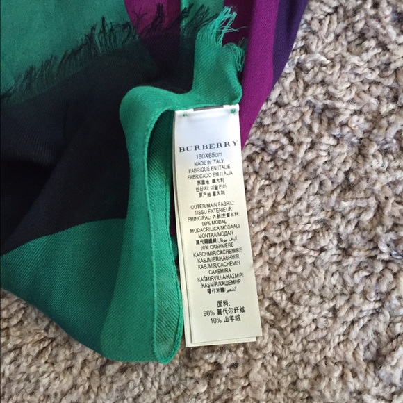 100% AUTH Burberry scarf - Picture 3 of 3