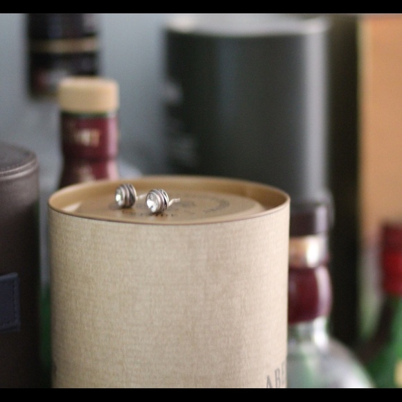 Quartz solitaire studs! - Picture 1 of 4