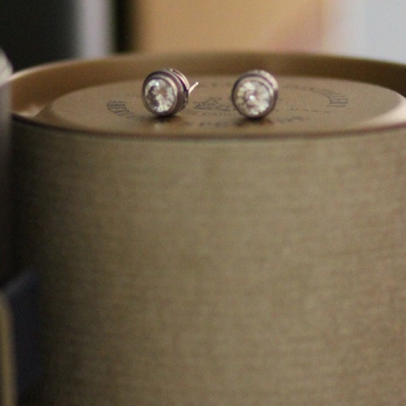 Quartz solitaire studs! - Picture 2 of 4