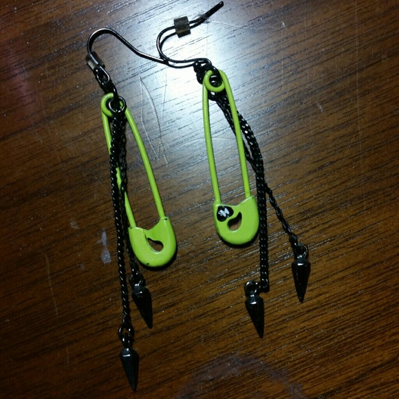 Harajuku Lovers Jewelry - Harajuku Lovers safety pin earrings
