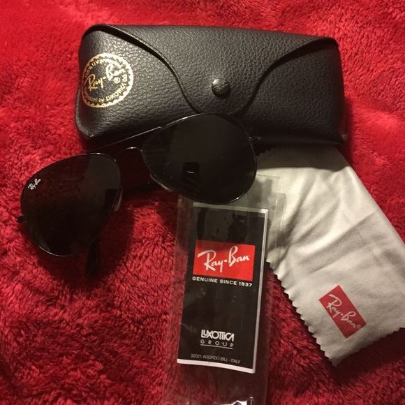 Black rayban aviators