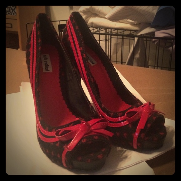 Peep-Toe red-heart platform pumps