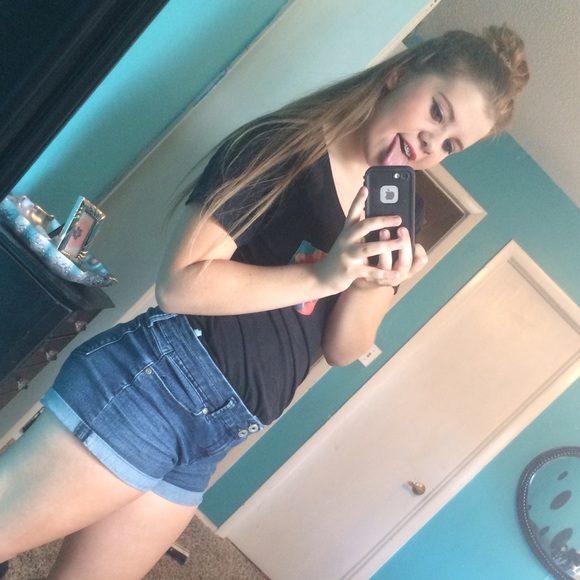 Meet your Posher, Daylee - Picture 2 of 4