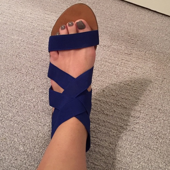 Strappy blue elastic sandals