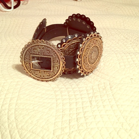 Accent genuine leather belt. Size medium