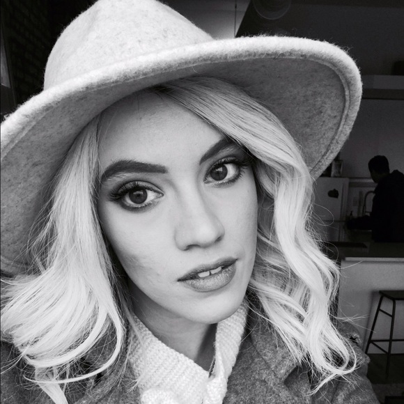 Meet your Posher, Alexis