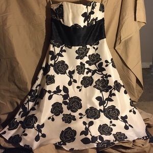 White House black market cocktail dress