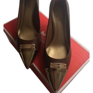 Coach Pumps