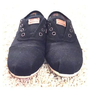 Like New Black Toms
