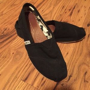 Black canvas TOMS