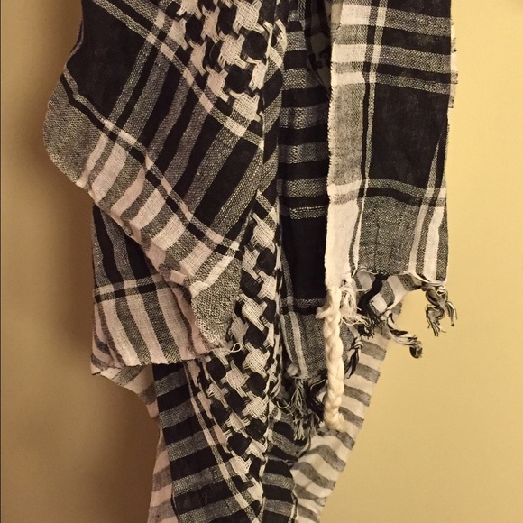 Black and white scarf
