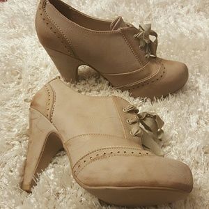 Tan Oxford booties