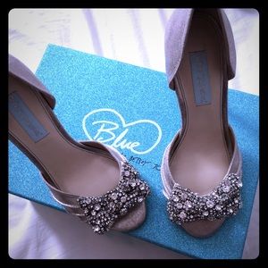 💖Betsey Johnson Silver Satin Pumps 6M