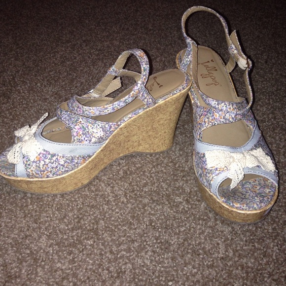 FLORAL PRINT WEDGES