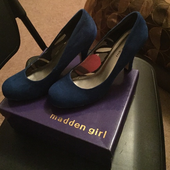Blue pumps
